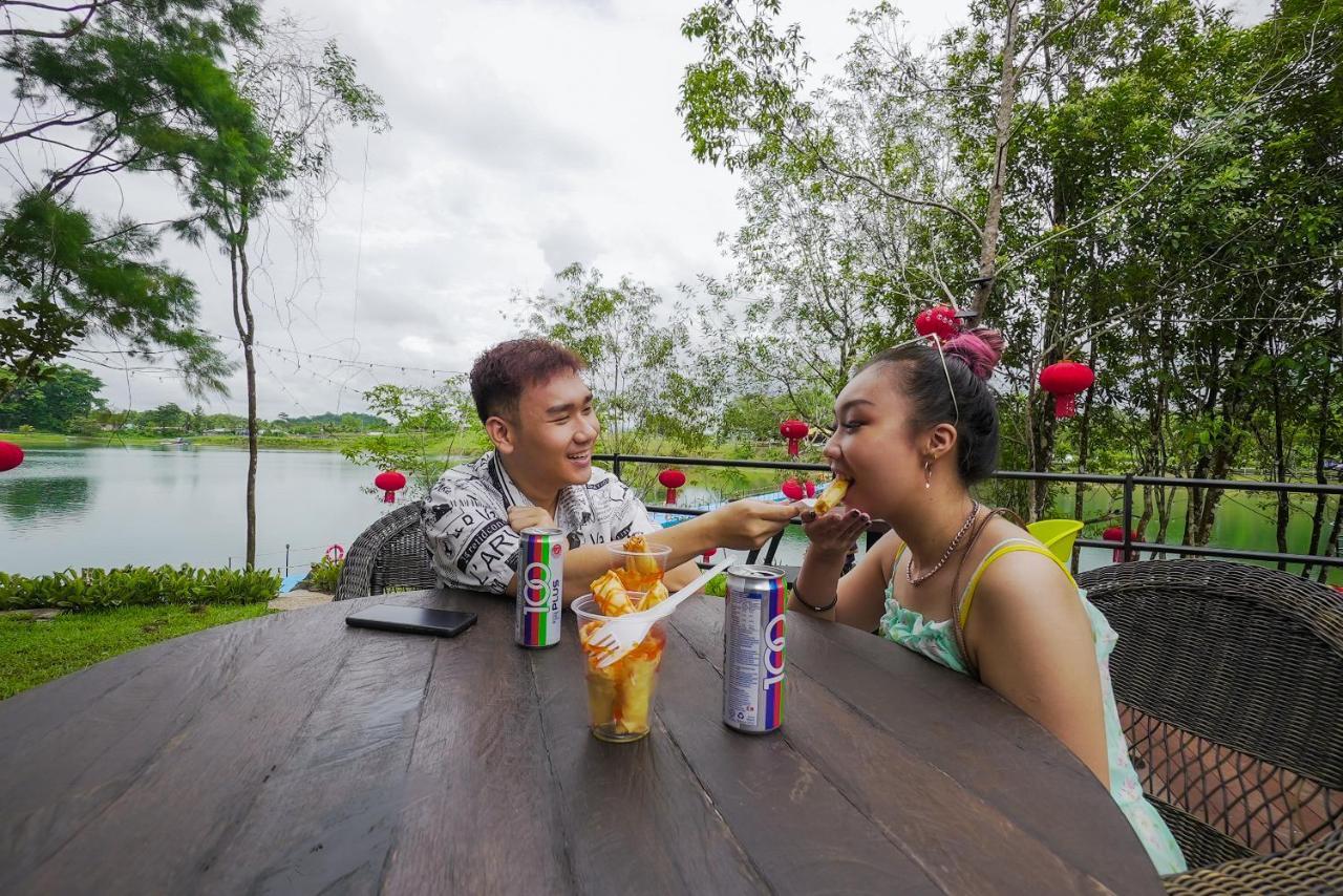 Roxy Tasik Biru Resort City Bau Экстерьер фото